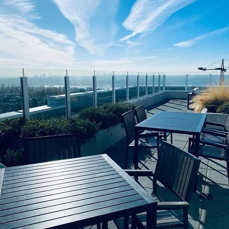 360º Rooftop Patio Views. Your-Home-Away-From-Home North Vancouver Esterno foto