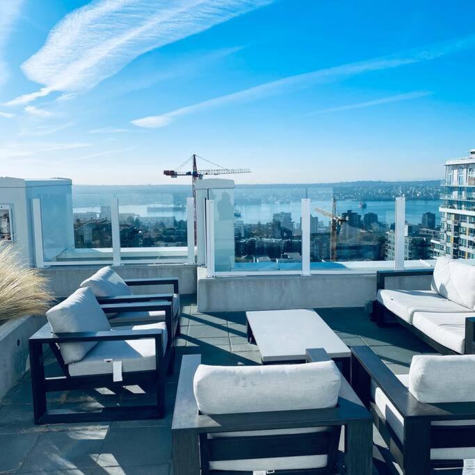 360º Rooftop Patio Views. Your-Home-Away-From-Home North Vancouver Esterno foto