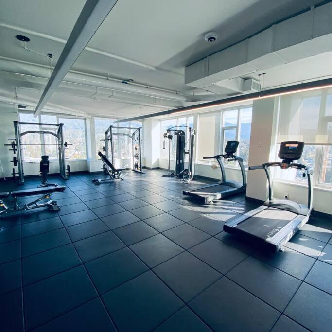 360º Rooftop Patio Views. Your-Home-Away-From-Home North Vancouver Esterno foto