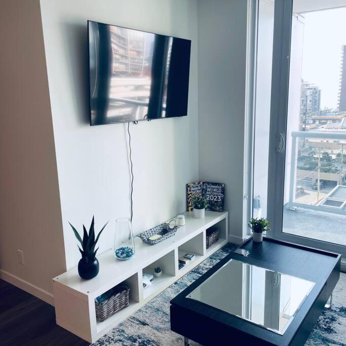 360º Rooftop Patio Views. Your-Home-Away-From-Home North Vancouver Esterno foto