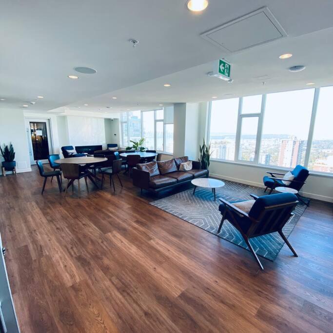 360º Rooftop Patio Views. Your-Home-Away-From-Home North Vancouver Esterno foto